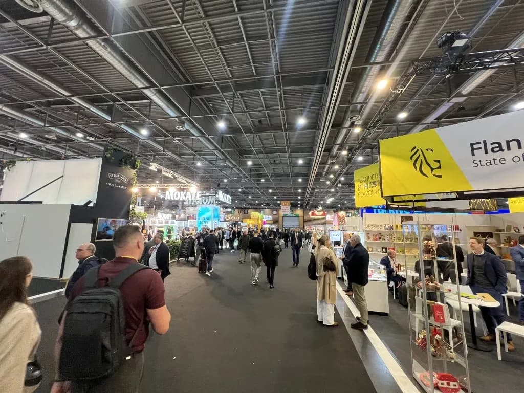 Breiter Messegang mit Länderständen und Besuchern auf der SIAL Paris 2026.