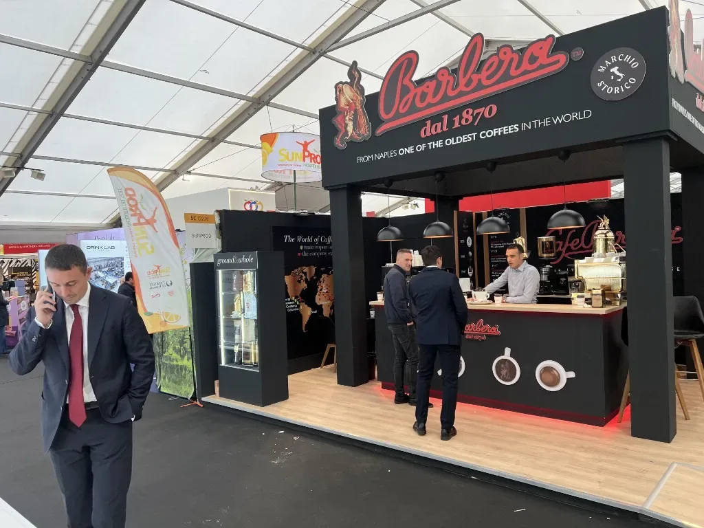 Der Barbera-Kaffeestand mit Theke und Kaffeeausstattung auf der SIAL Paris 2026.
