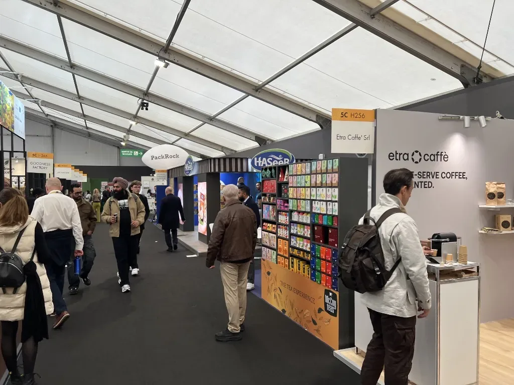 Messestände mit Kaffeeverpackungen, Produktregalen und Kaffeemaschinen auf der SIAL Paris 2026.