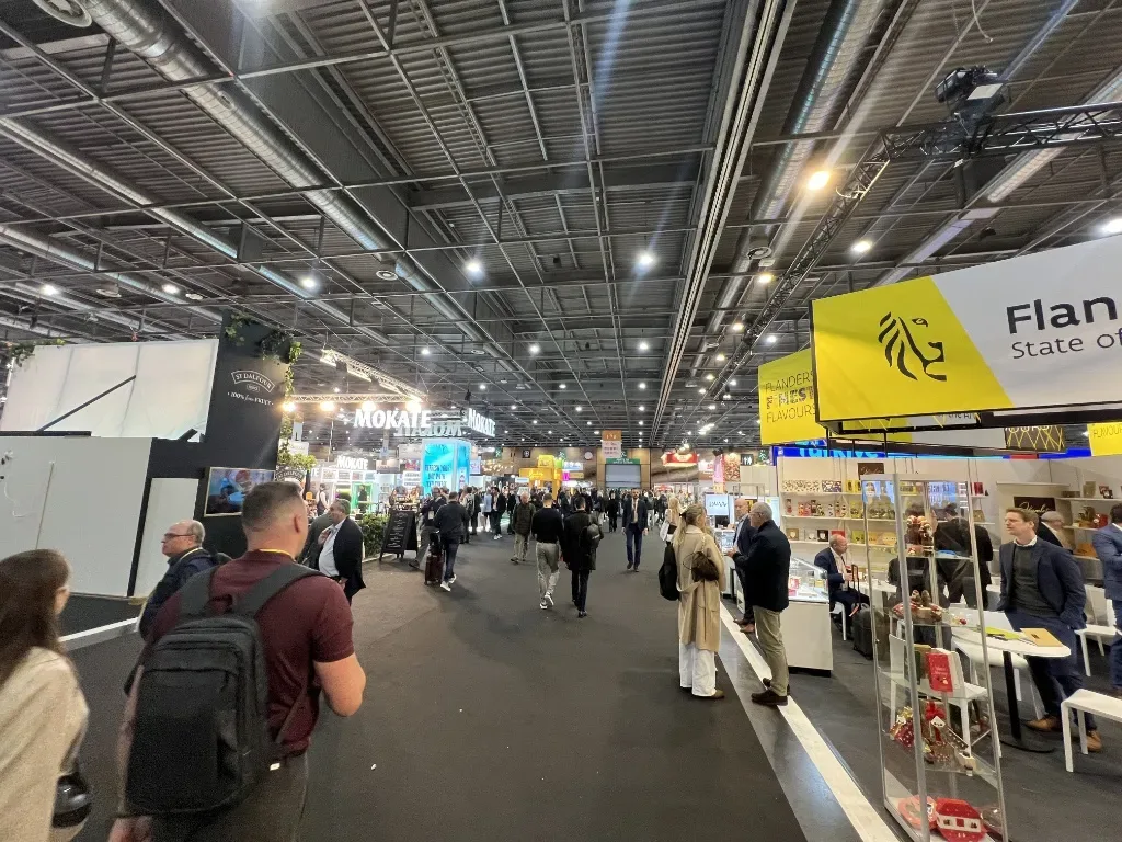 Breiter Messegang mit Länderständen und Besuchern auf der SIAL Paris 2026.